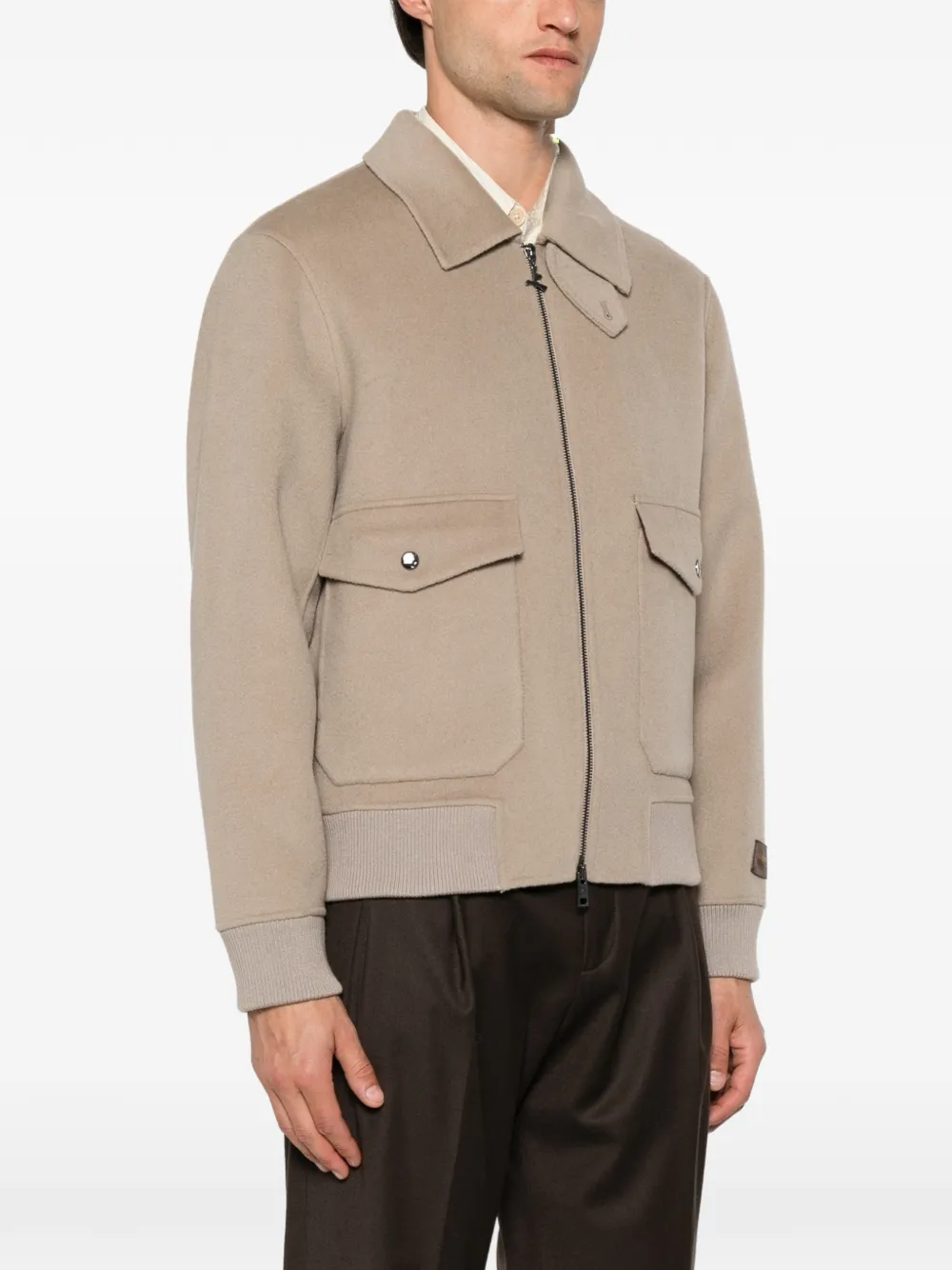 ON THE BUND Jack met klepzak en rits Beige