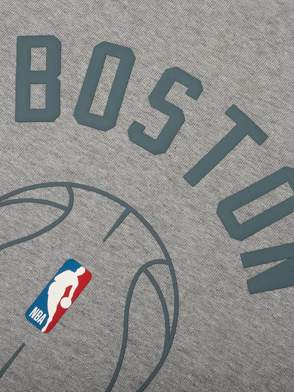 FEAR OF GOD ESSENTIALS x Celtics x Barkley Hendricks T-shirt met logo-print Grijs