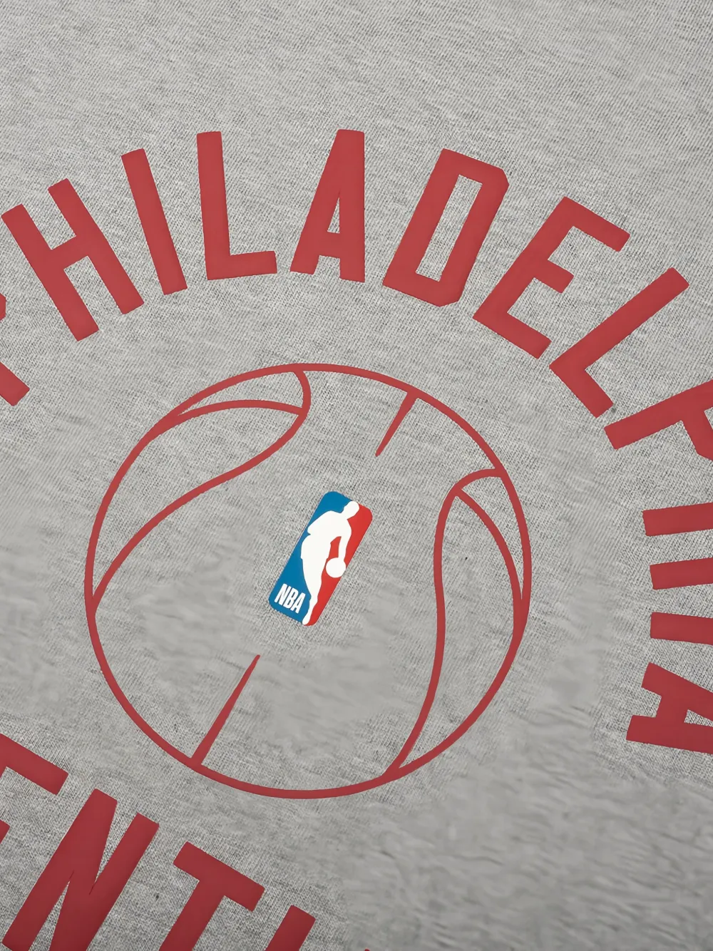 FEAR OF GOD ESSENTIALS x Barkley Hendricks Sixers T-shirt met grafische print Grijs
