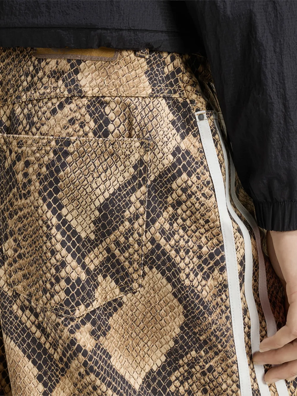 adidas Denim bermuda shorts met slangen-print Bruin