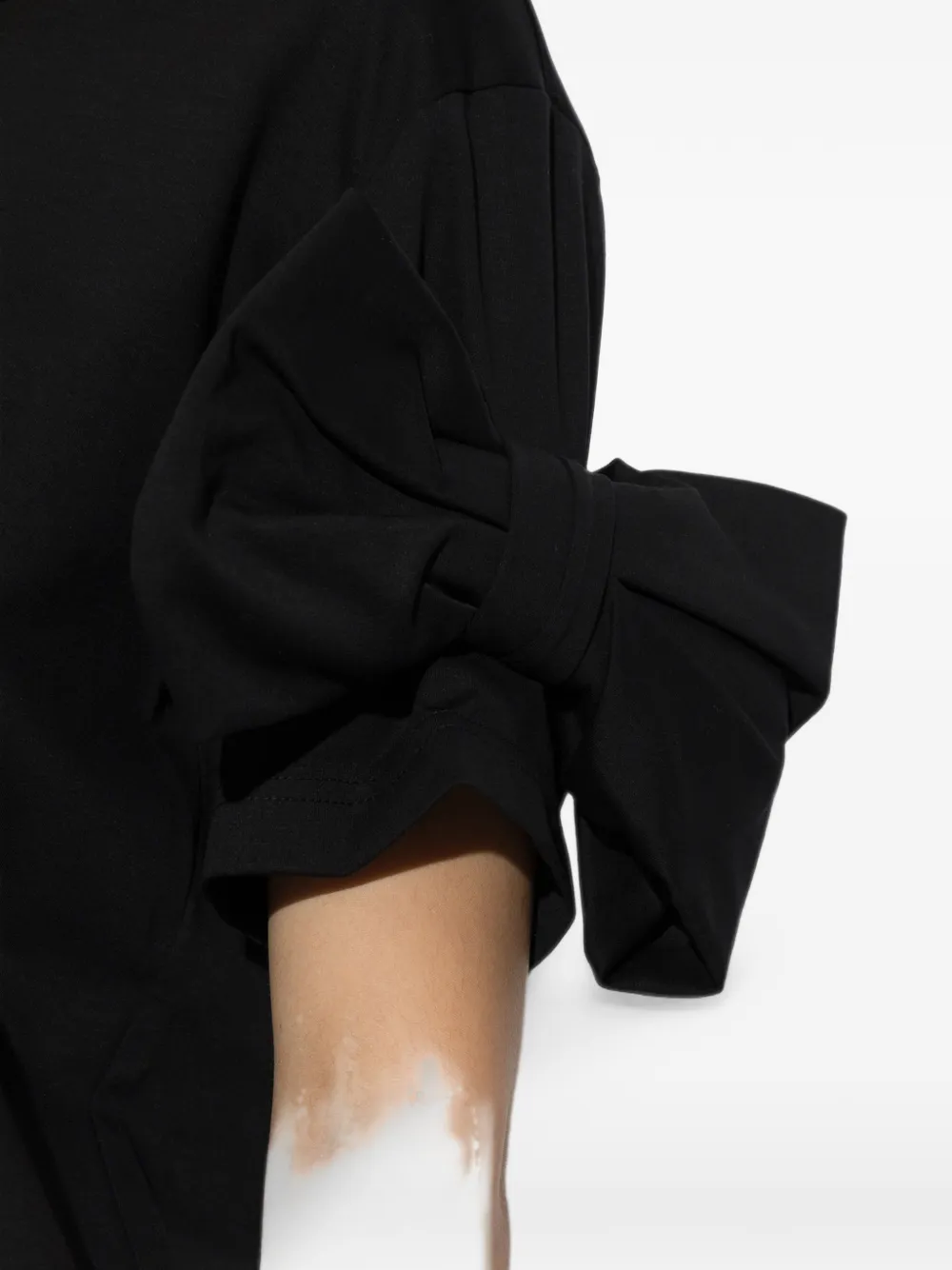 Noir Kei Ninomiya T-shirt met strik applicatie Zwart