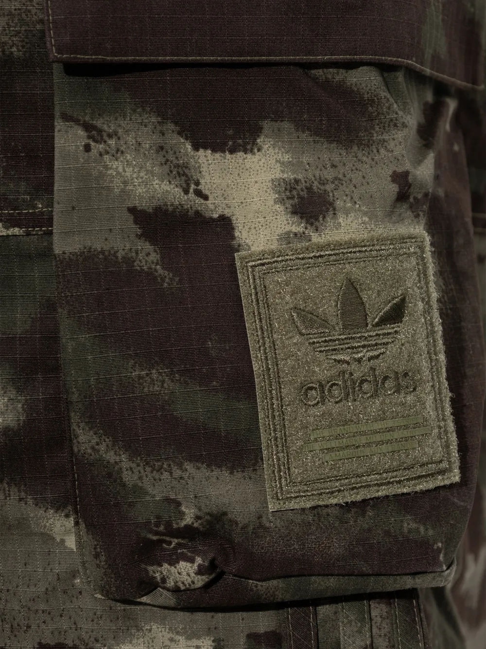 adidas Broek met camouflage-print en wijde pijpen Bruin