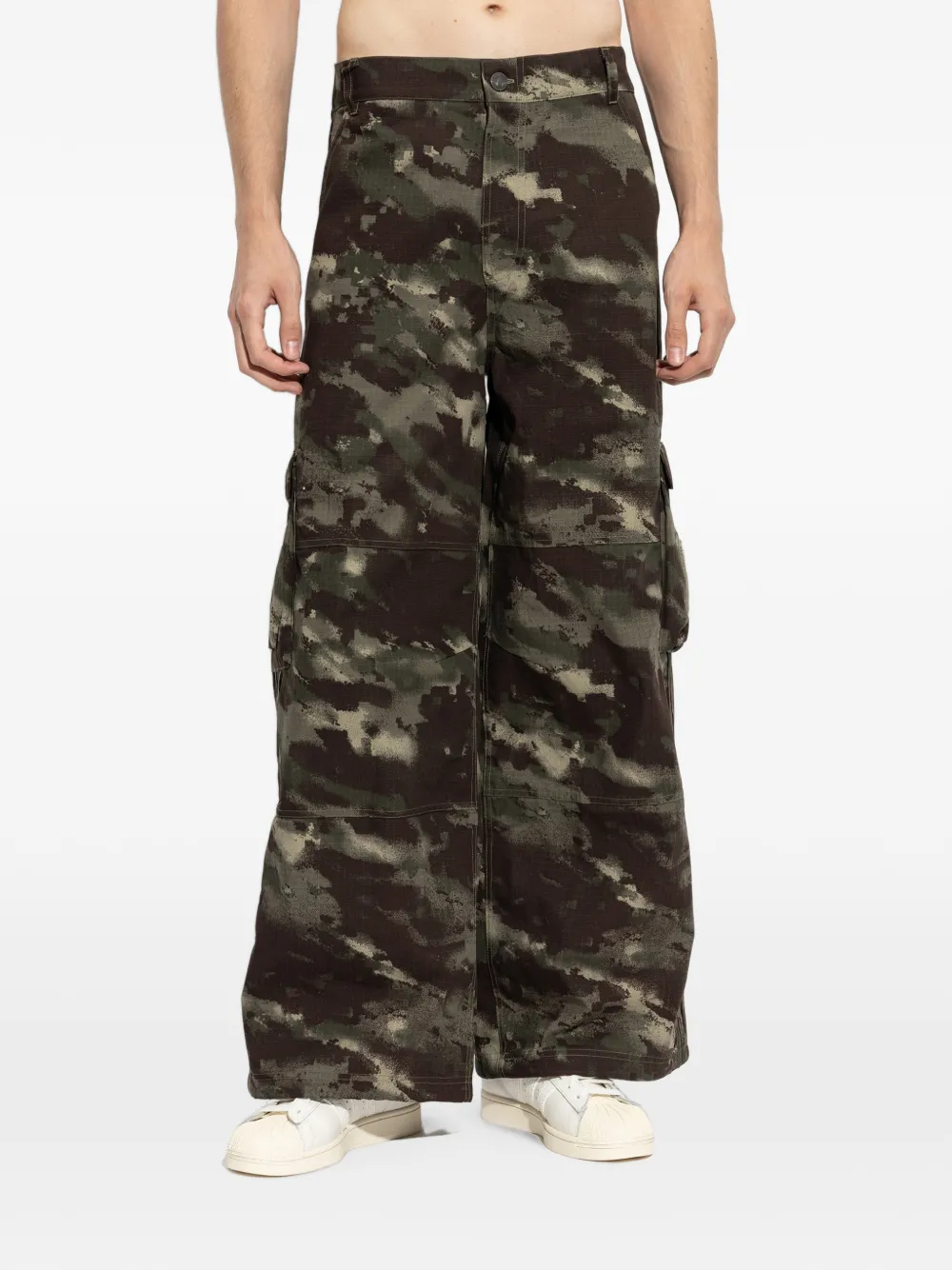 adidas Broek met camouflage-print en wijde pijpen Bruin