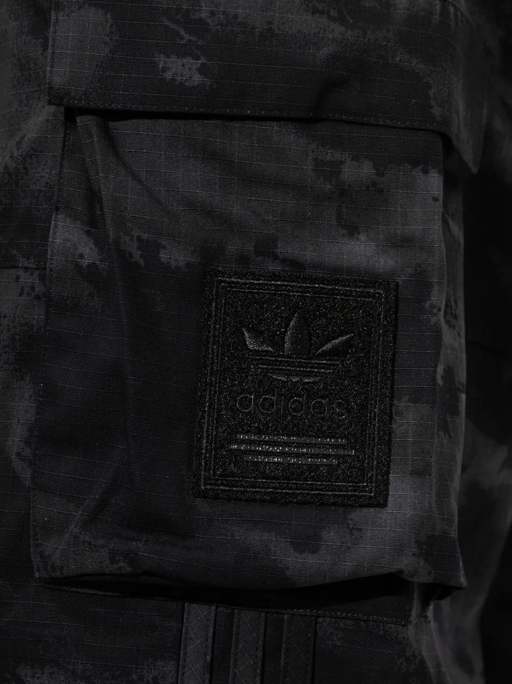 adidas Cargo broek met camouflage print Zwart