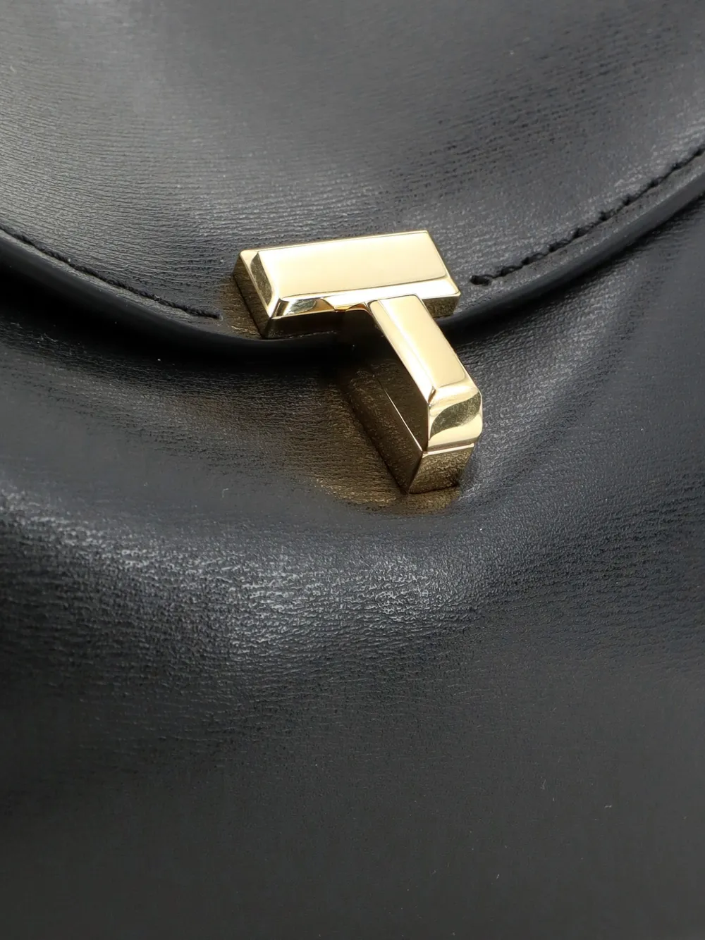 TOTEME T-Lock leren schoudertas Zwart