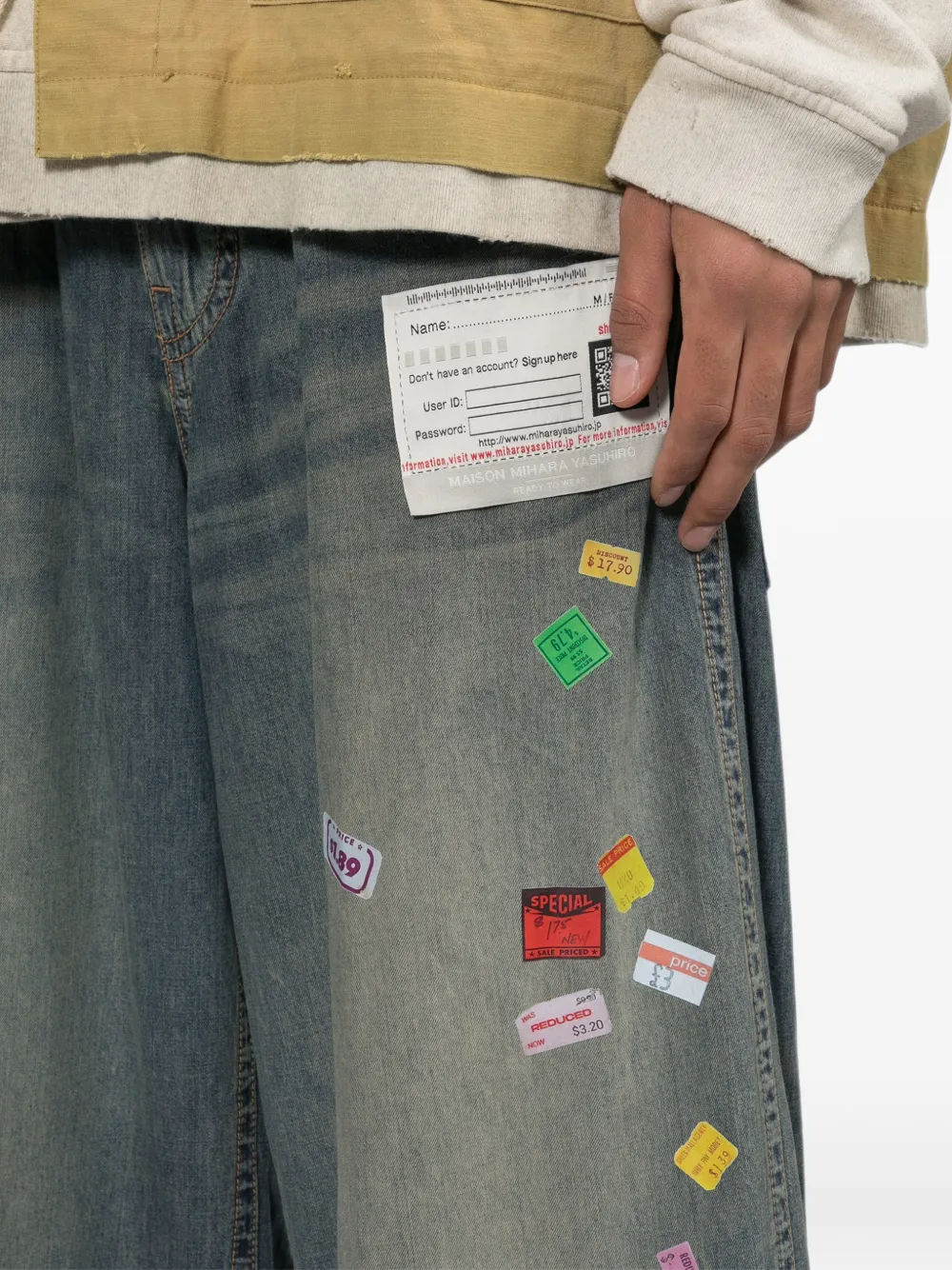 Maison MIHARA YASUHIRO Price Tag Sticker-printed wide denim pants Blauw
