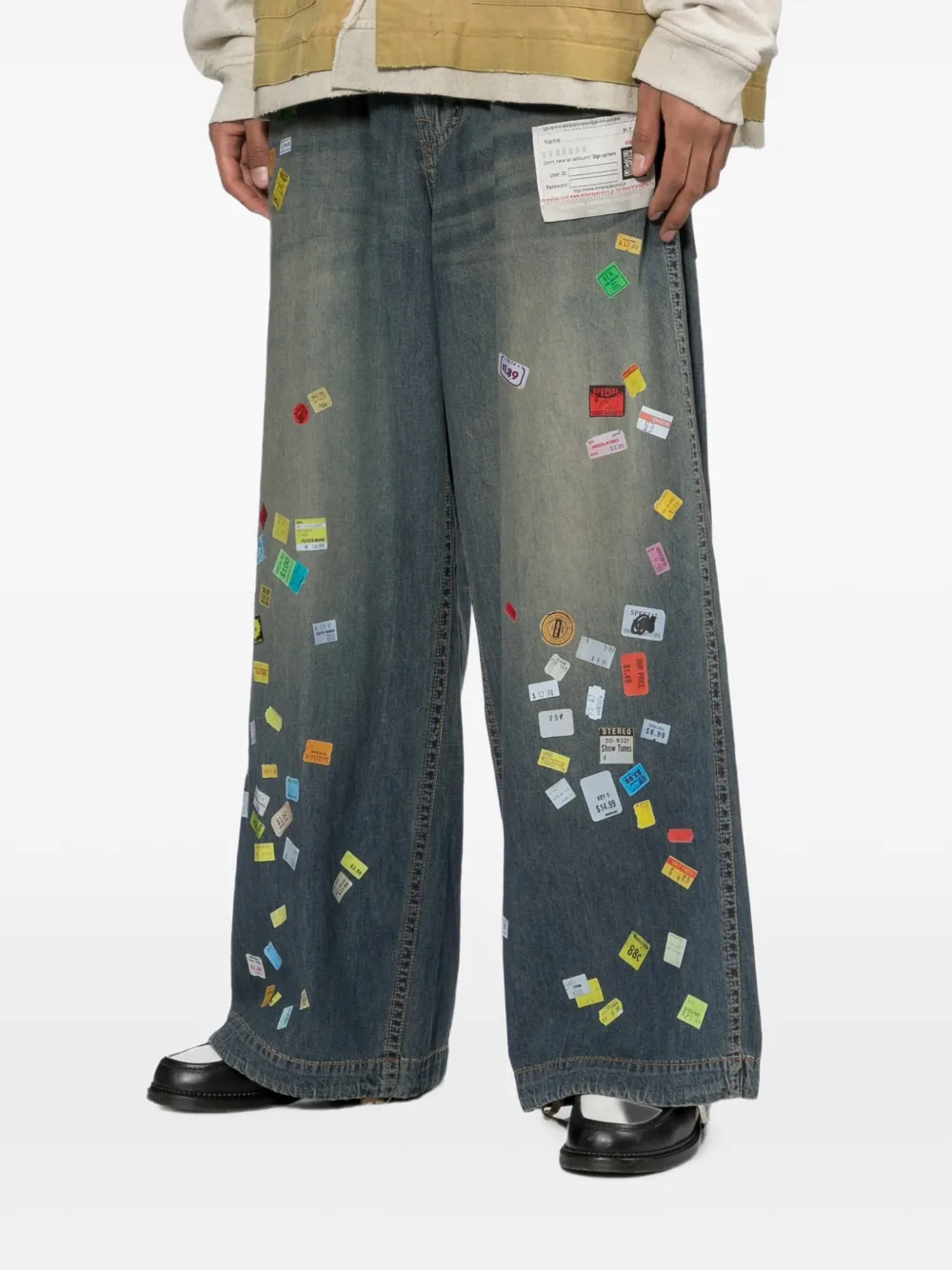 Maison MIHARA YASUHIRO Price Tag Sticker-printed wide denim pants Blauw