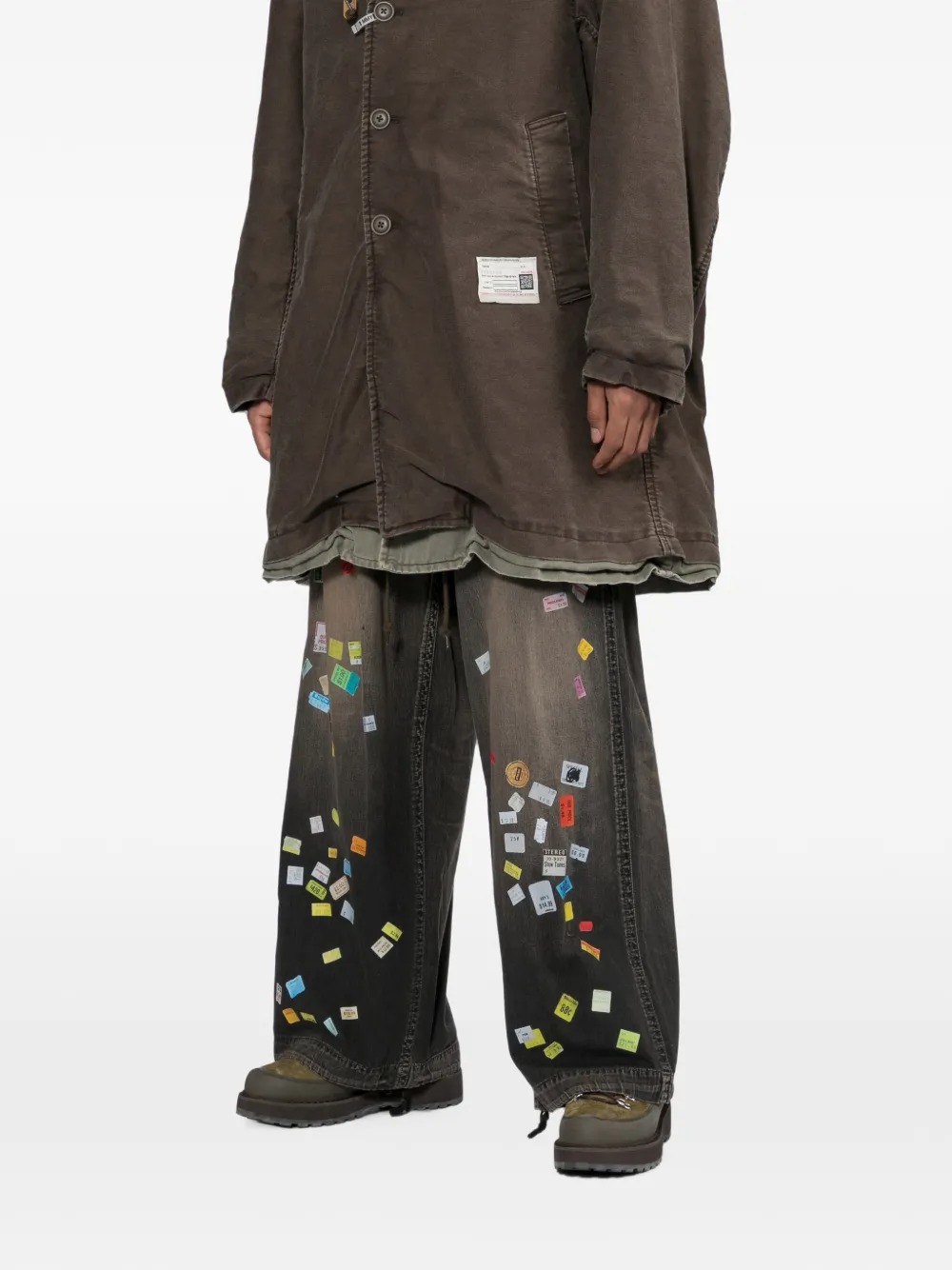 Maison MIHARA YASUHIRO Price Tag Sticker-printed wide denim pants Zwart