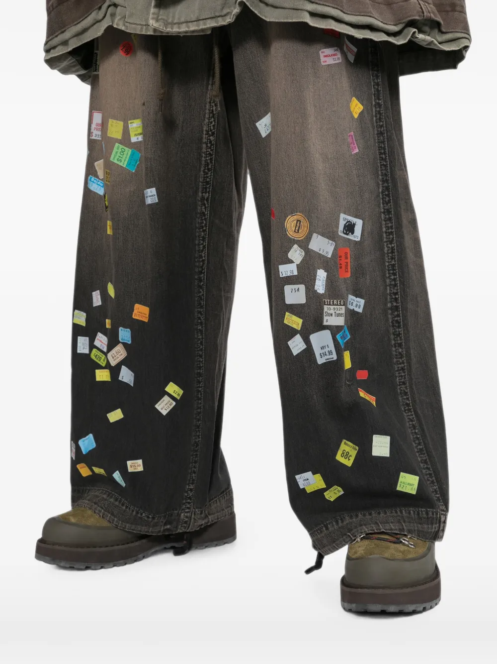 Maison MIHARA YASUHIRO Price Tag Sticker-printed wide denim pants Zwart
