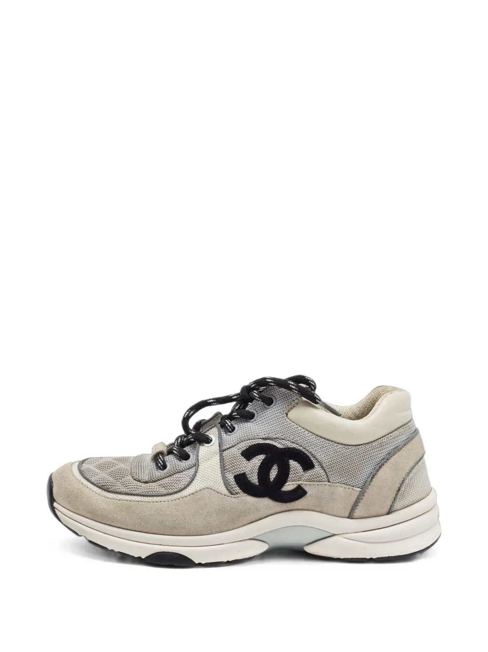 CHANEL Pre-Owned baskets à logo CC - Tons neutres CHANEL Pre-Owned baskets à logo CC - Tons neutres