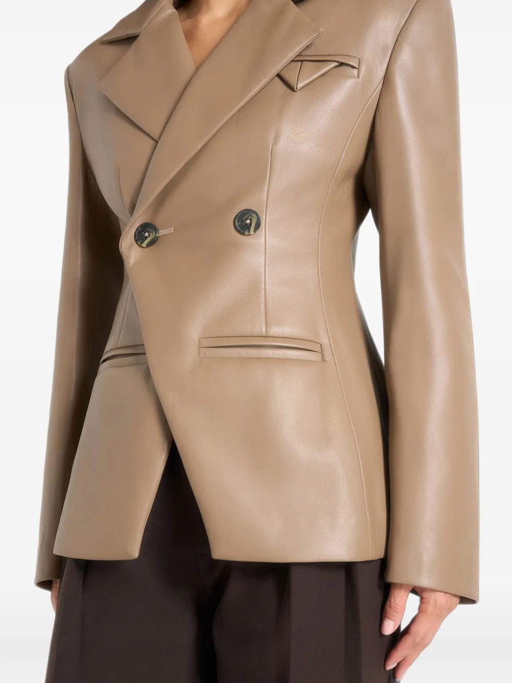 Manière De Voir Beatrice leren zandloperblazer met dubbele rij knopen Beige