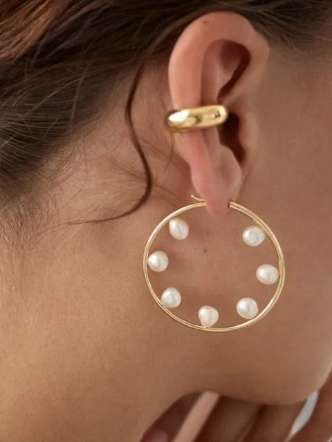 Maria Black Baroque Neo pearl hoop earring