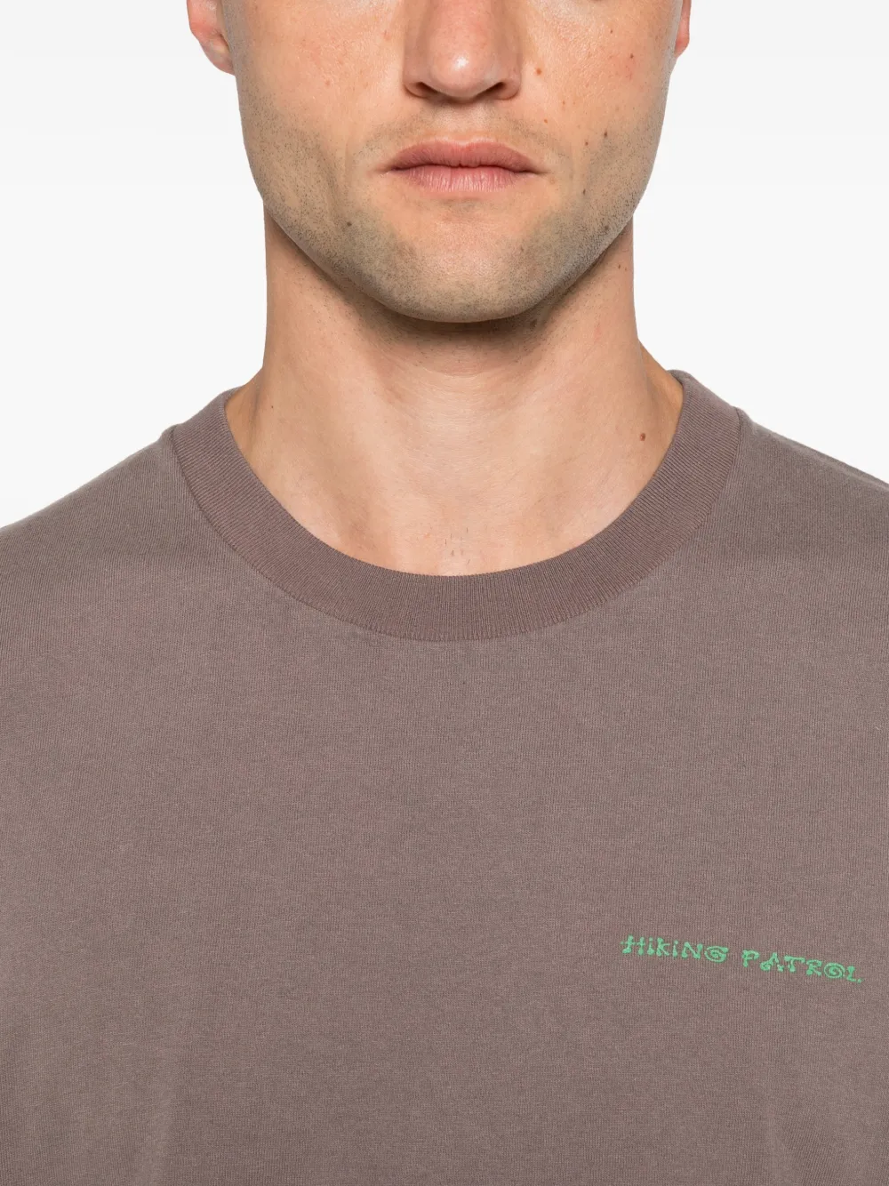 Hiking Patrol T-shirt met print Bruin