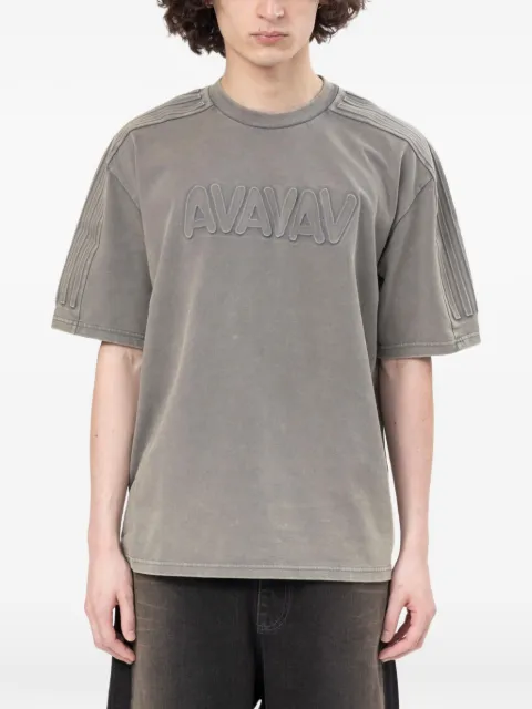 adidas playera con logo en relieve en colaboración con AVAVAV