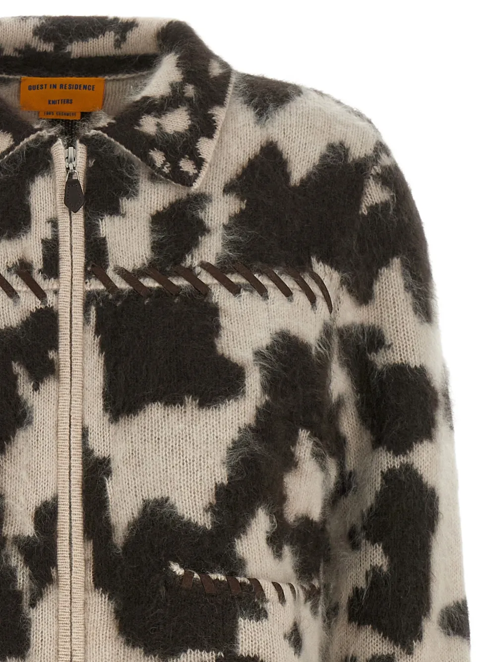 Guest In Residence Grizzly kasjmier jack met koeien-patroon Beige