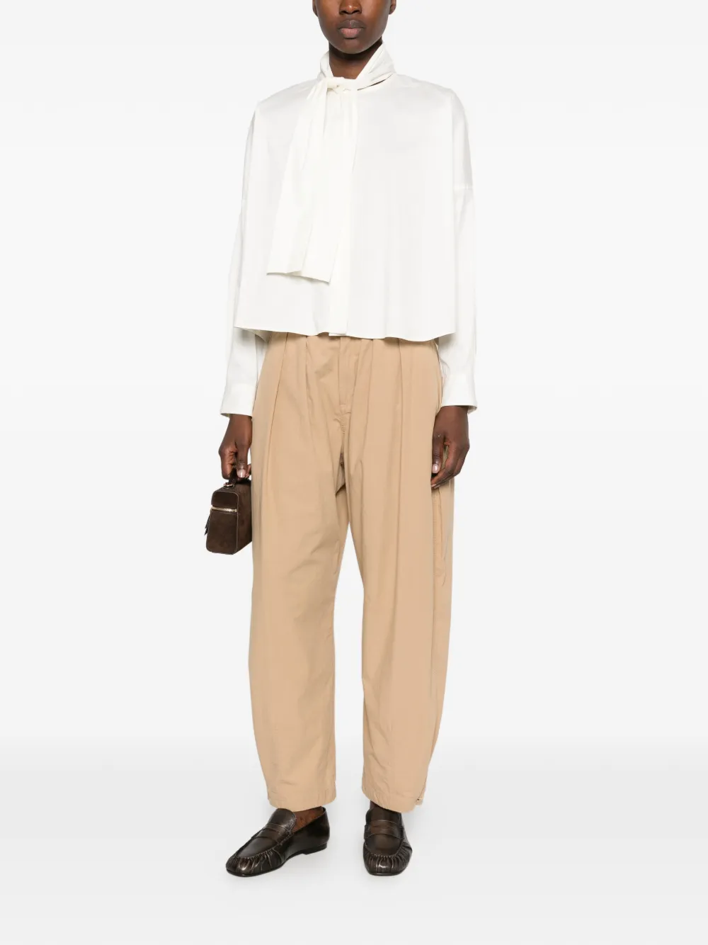Le Sarte Pettegole Blouse met strik en knopen Beige