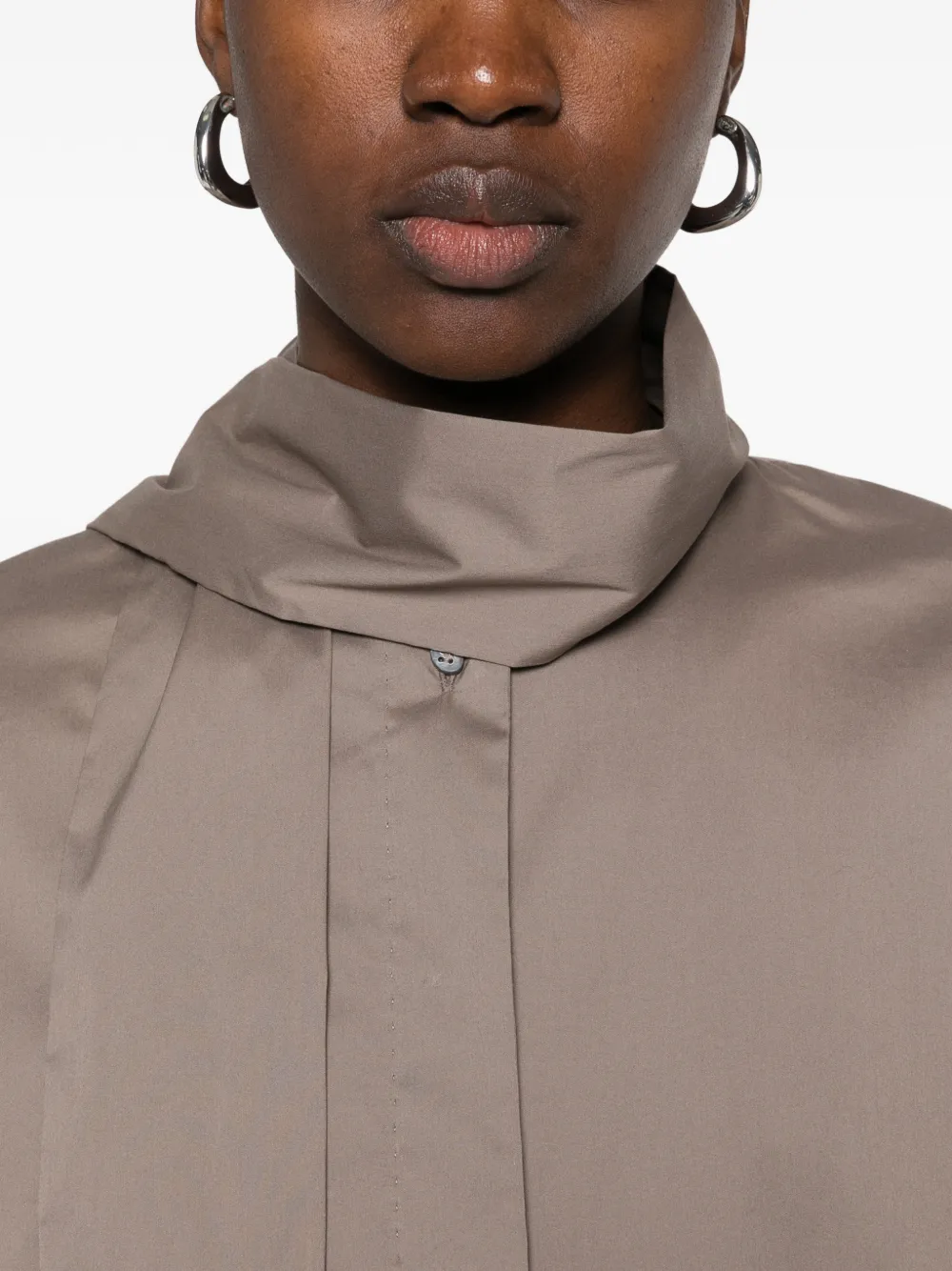 Le Sarte Pettegole Blouse met hoge hals en vlakken Beige