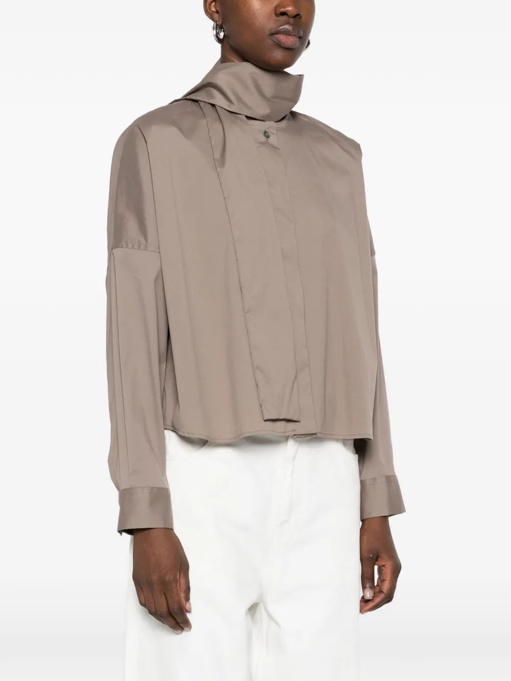 Le Sarte Pettegole Blouse met hoge hals en vlakken Beige