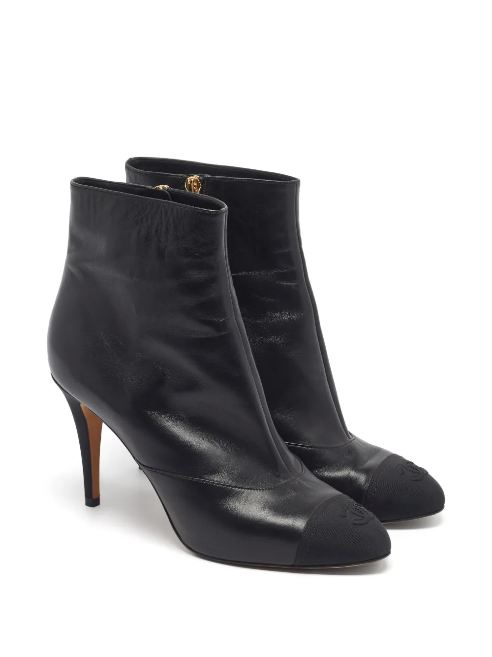 CHANEL Pre-Owned bottines à talon et bout contrastant CC - Noir CHANEL Pre-Owned bottines à talon et bout contrastant CC - Noir
