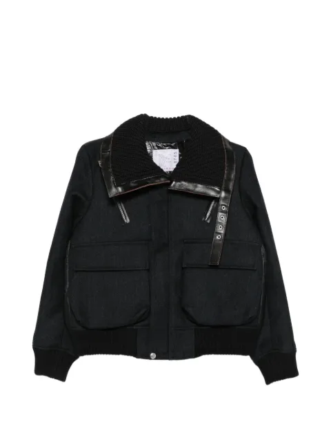sacai chamarra con detalle de hebilla y cuello a capas