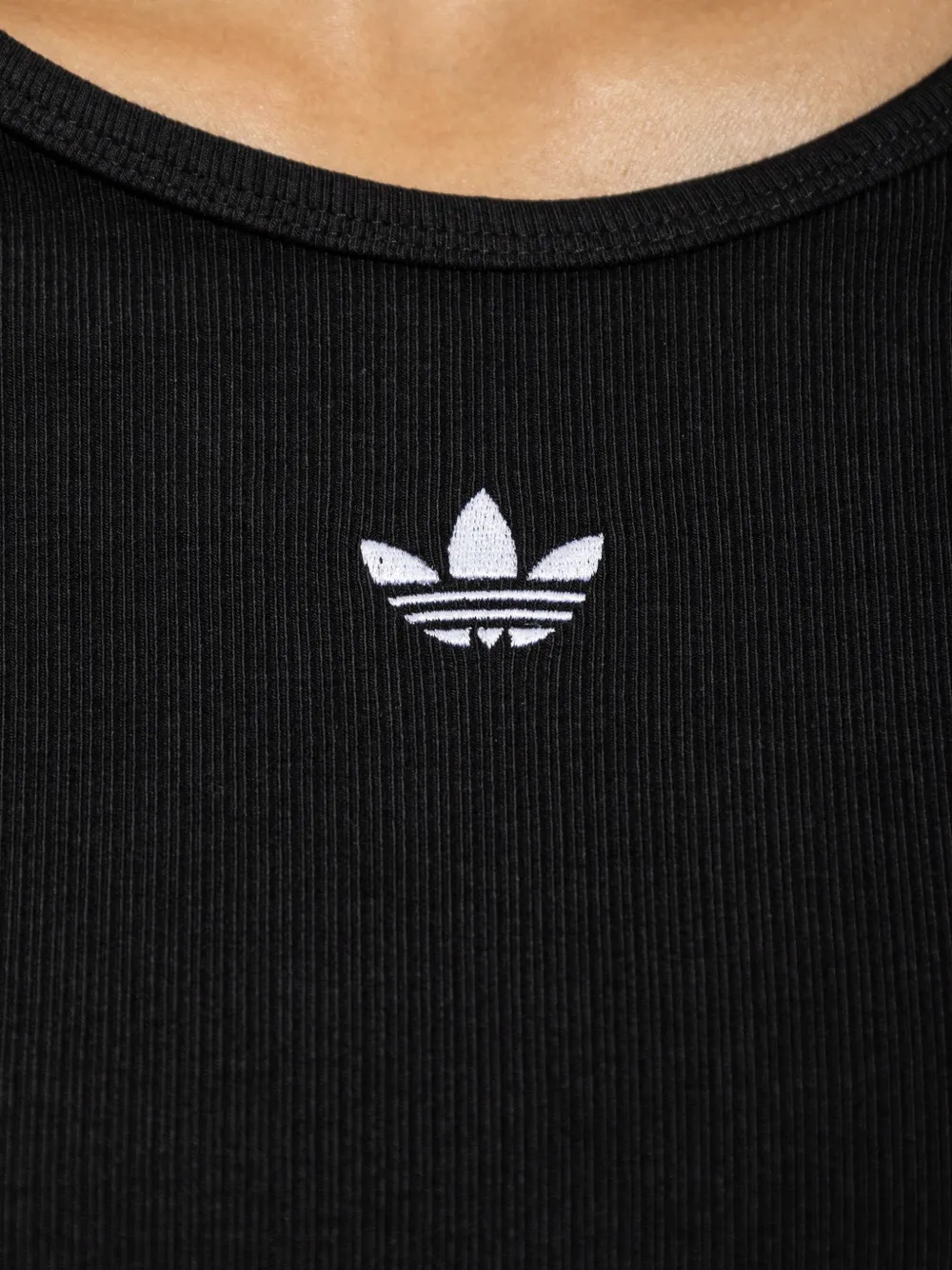 adidas Geribbeld T-shirt met geborduurd logo Zwart