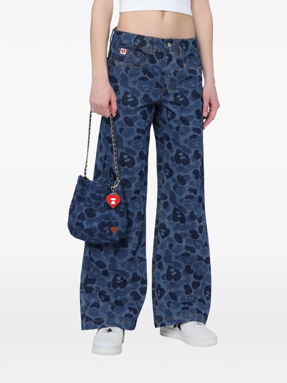 APEE™ by *A BATHING APE® all-over heart-pattern jeans - Blau