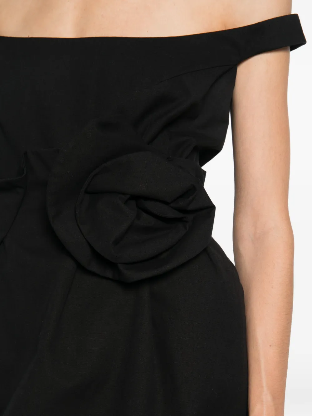 Magda Butrym Off-shoulder jurk met rozetdetail Zwart