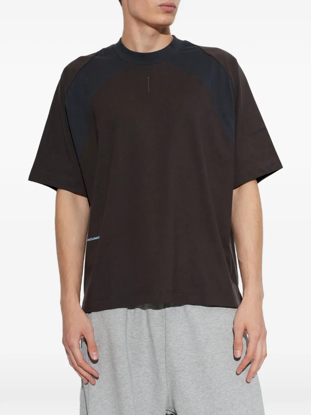adidas x Hermanos Koumori T-shirt met vlakken en logo-print Bruin