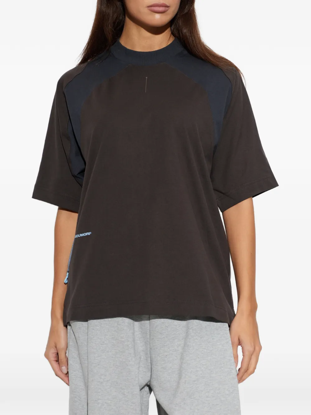 adidas x Hermanos Koumori T-shirt met vlakken en logo-print Bruin