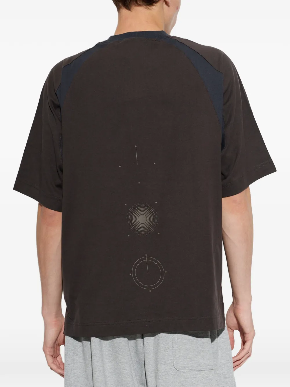 adidas x Hermanos Koumori T-shirt met vlakken en logo-print Bruin