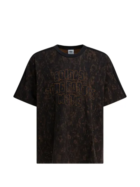 adidas playera con parche del logo y efecto lavado