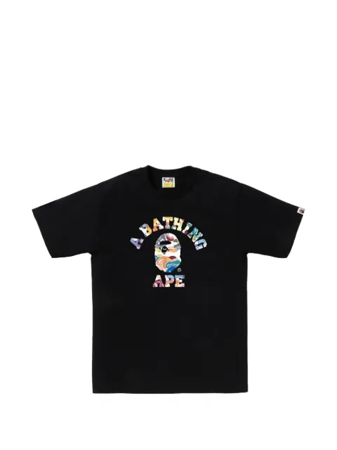 A BATHING APE® playera Art Camo College