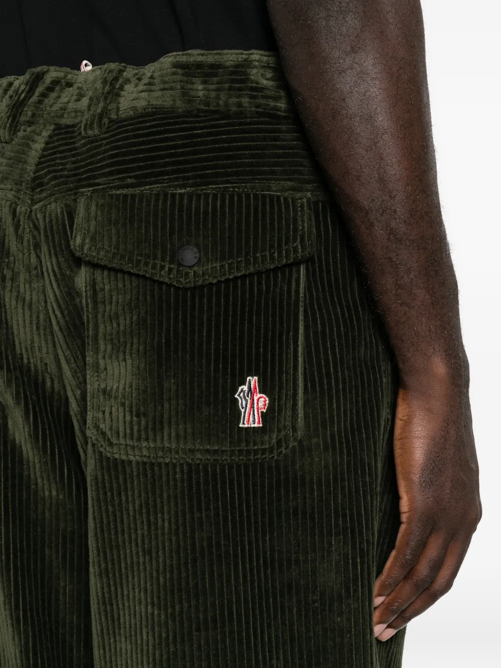 Moncler Grenoble Ribfluwelen broek met logopatch Groen