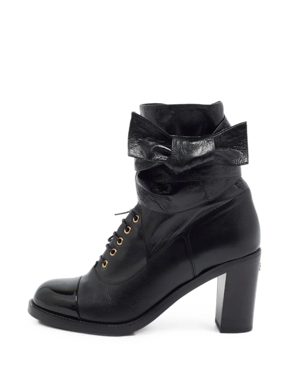 CHANEL Pre-Owned bottines lacées à détail de nœud et logo CC - Noir CHANEL Pre-Owned bottines lacées à détail de nœud et logo CC - Noir