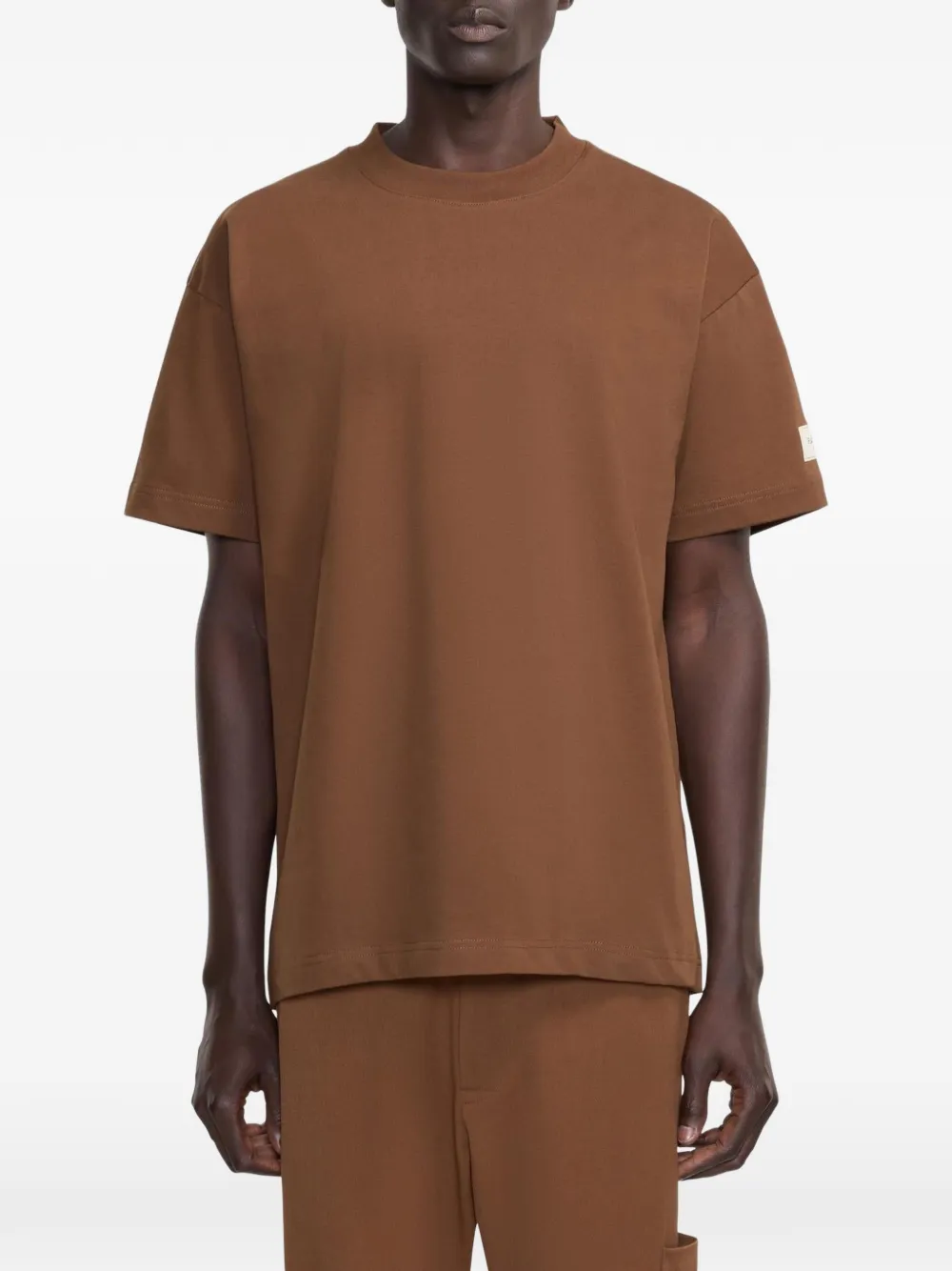 FLÂNEUR Atelier logo-patch T-shirt Bruin