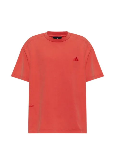 adidas playera con logo bordado en colaboración con Tyrrell Winston