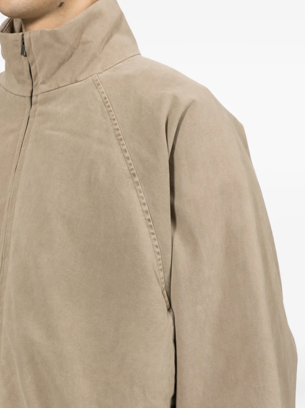 FEAR OF GOD ESSENTIALS Jack met raglan mouwen en stormklep Bruin