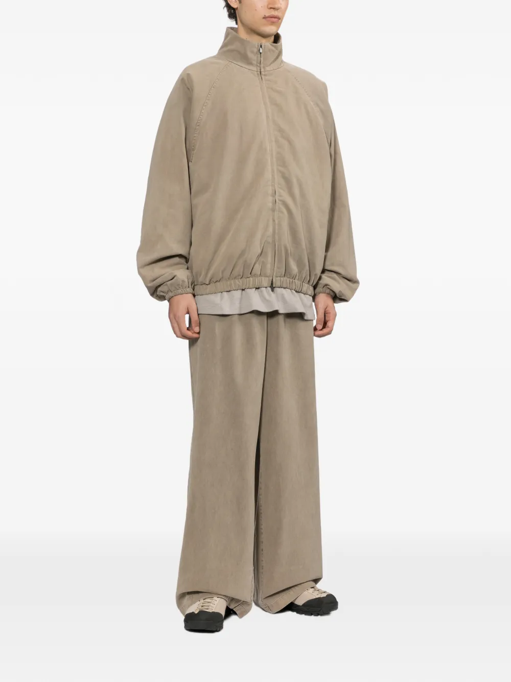 FEAR OF GOD ESSENTIALS Jack met raglan mouwen en stormklep Bruin