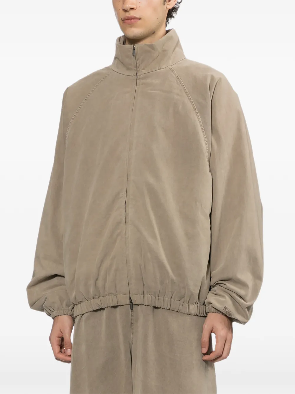 FEAR OF GOD ESSENTIALS Jack met raglan mouwen en stormklep Bruin