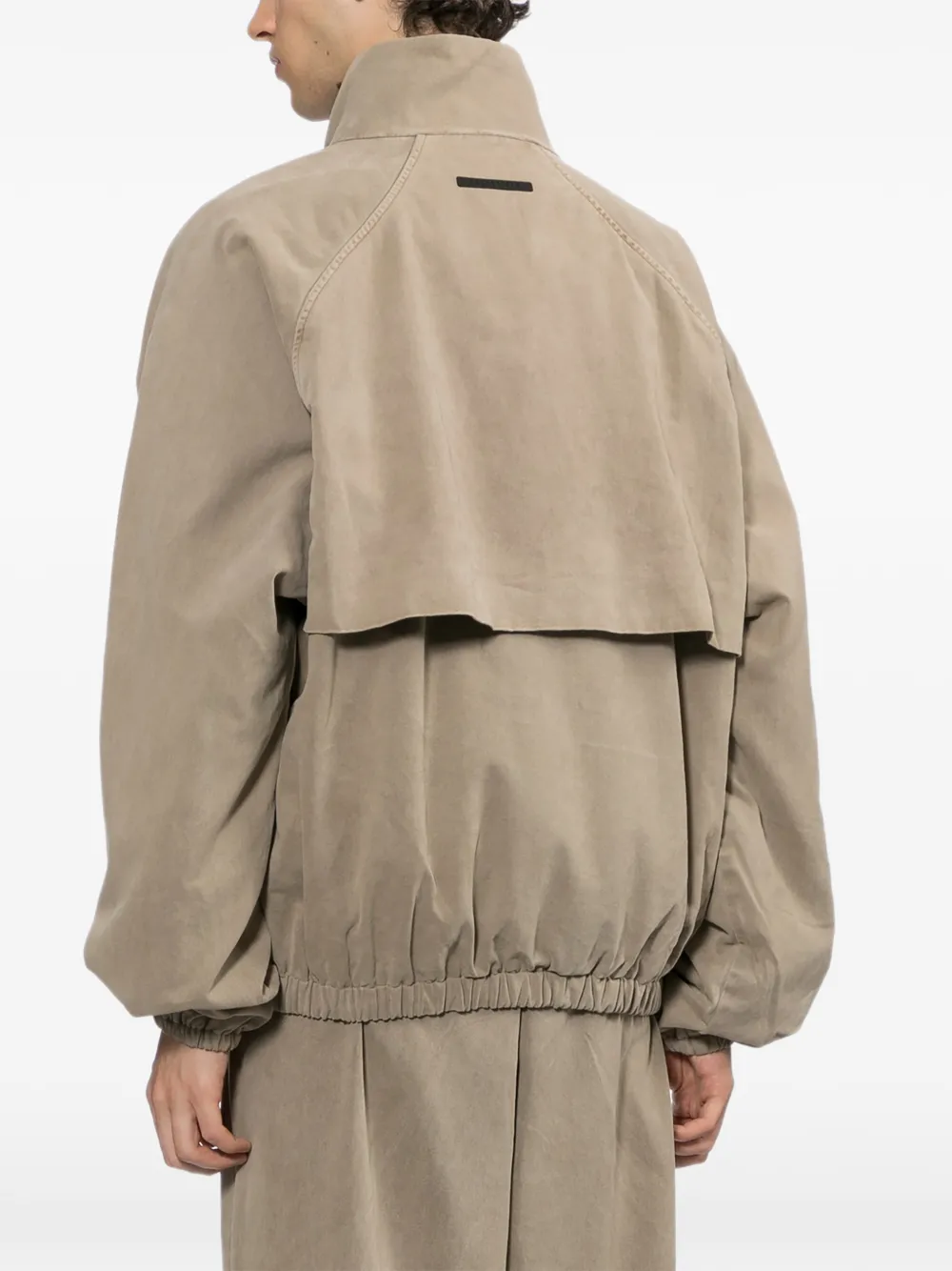 FEAR OF GOD ESSENTIALS Jack met raglan mouwen en stormklep Bruin
