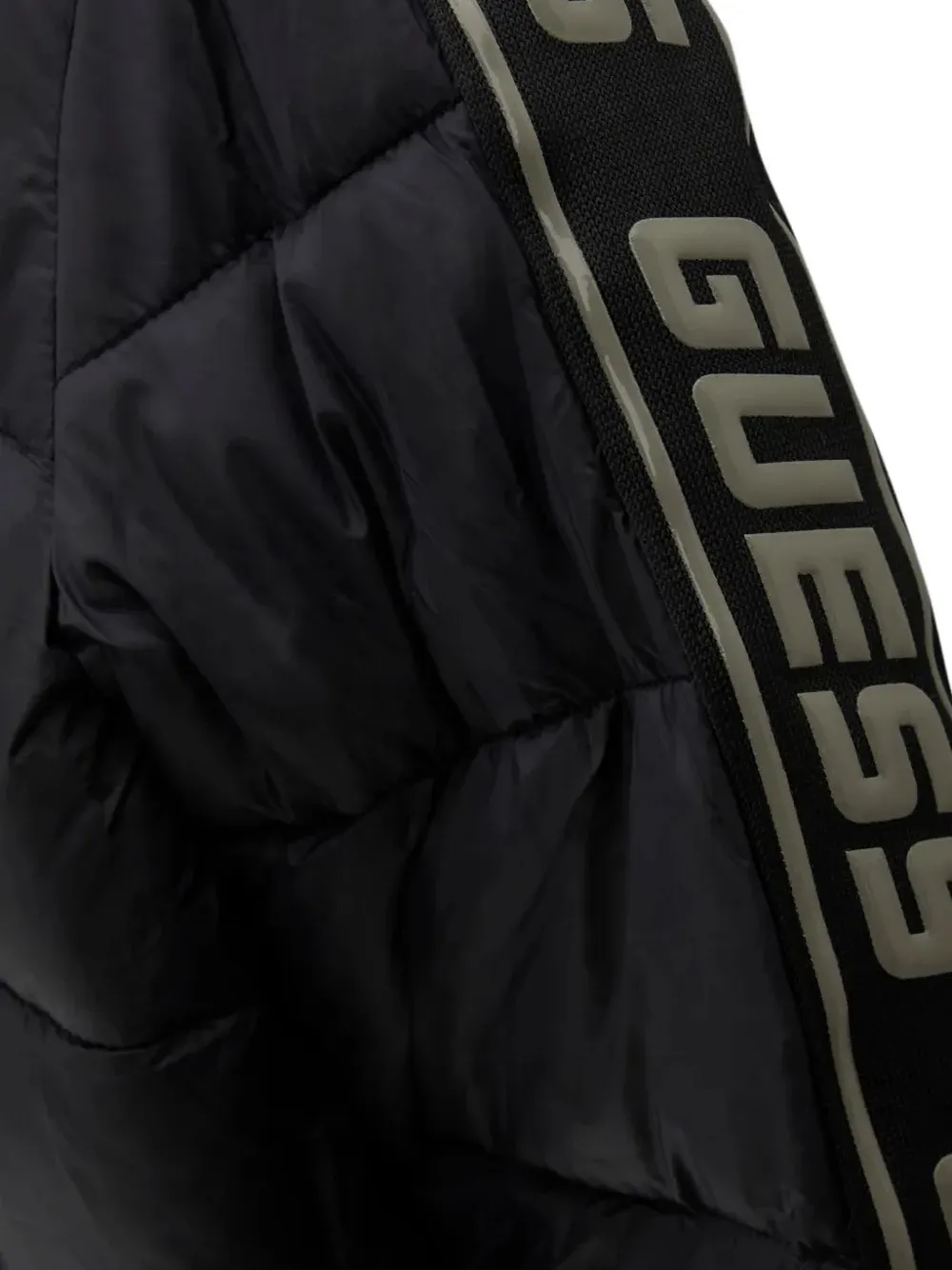 guess kids logo-tape hooded puffer jacket Zwart