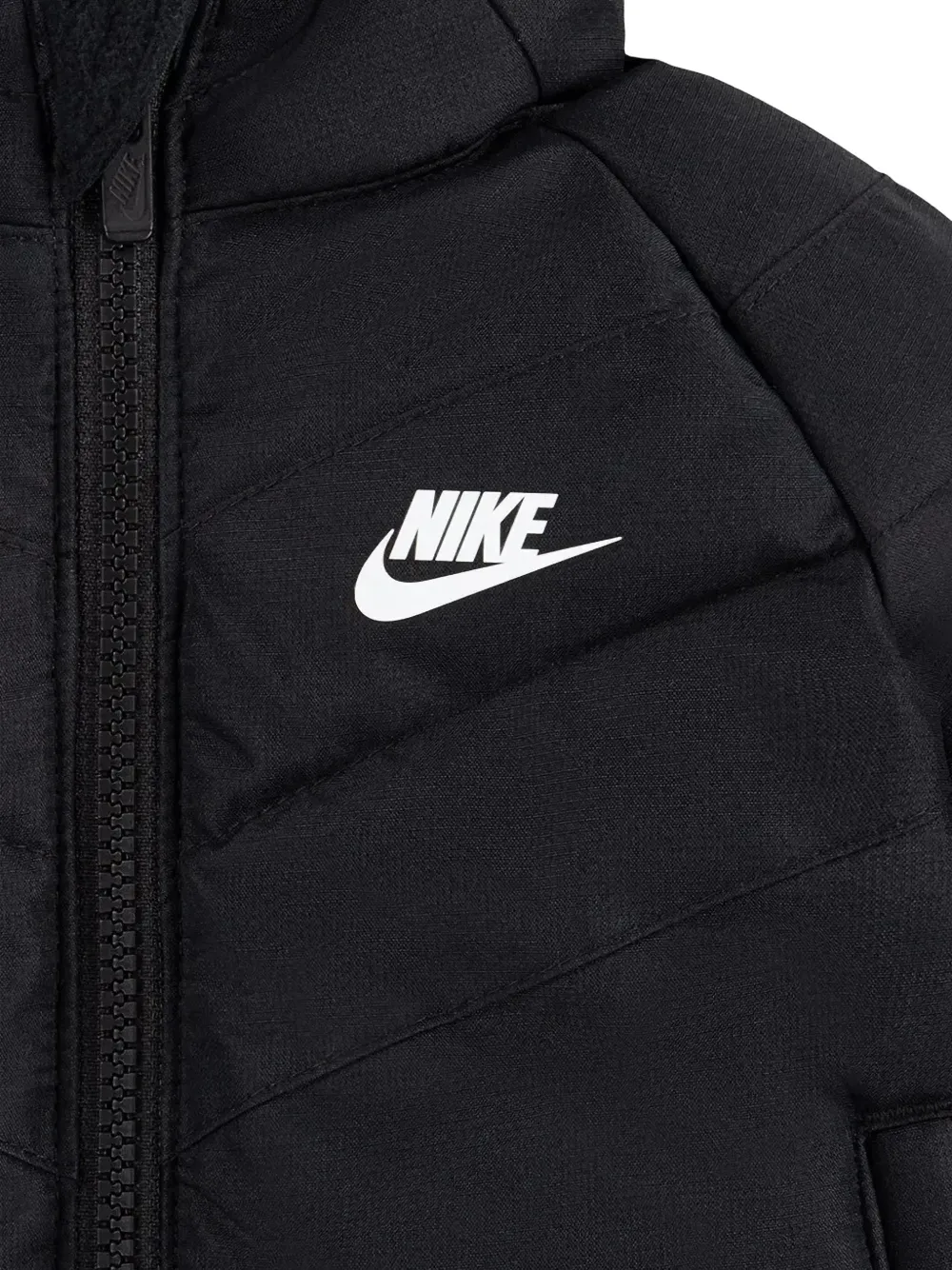 Nike Kids Gewatteerd jack met chevron-patroon en logo-print Zwart