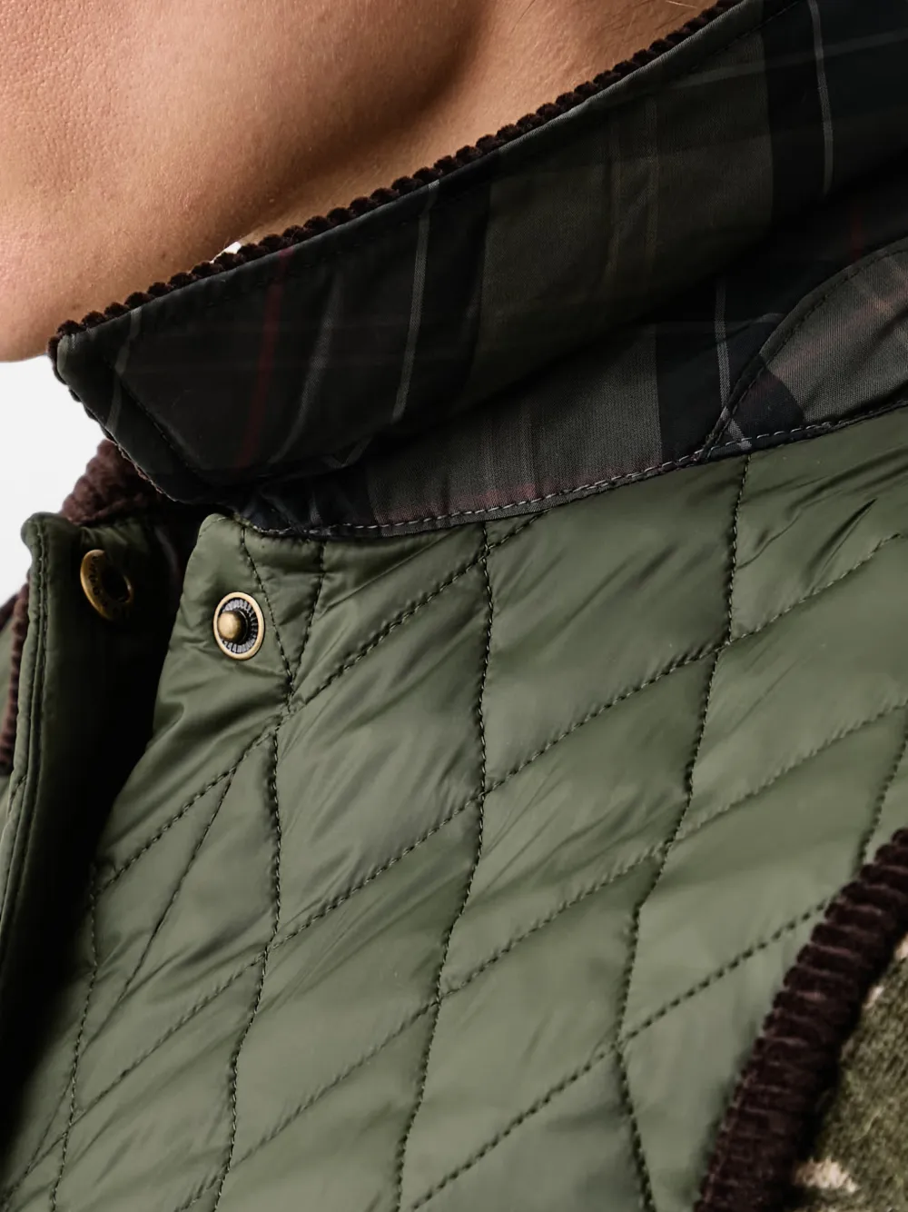 Barbour Darwen gewatteerde bodywarmer met ruitpatroon en ribfluwelen kraag Groen
