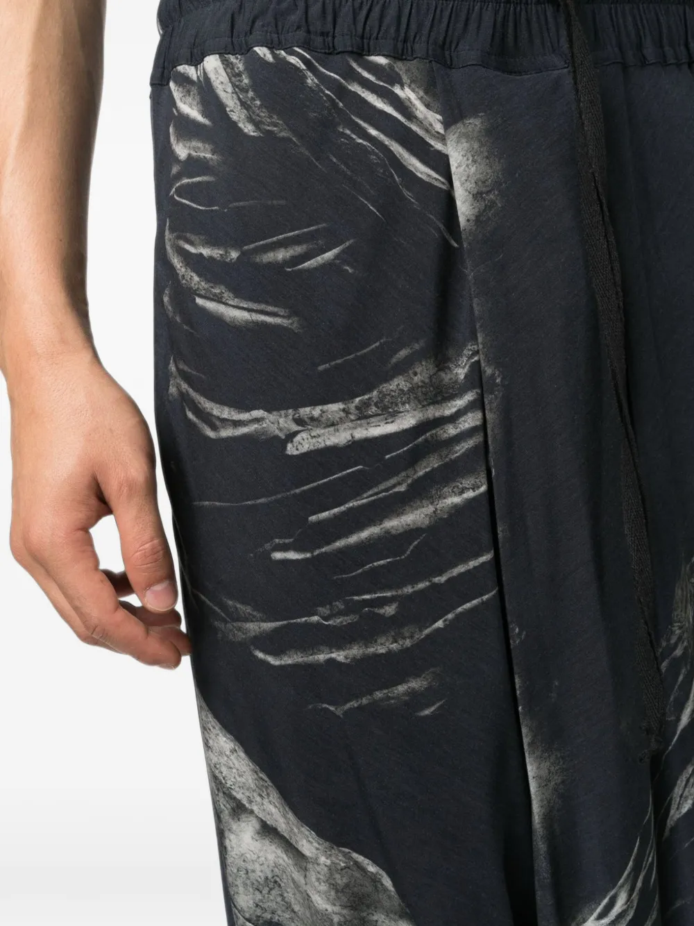 Tessitura Broek met verlaagd kruis en print Zwart