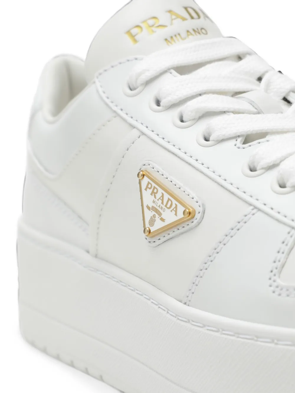 Prada logo-plaque flatform sneakers Wit