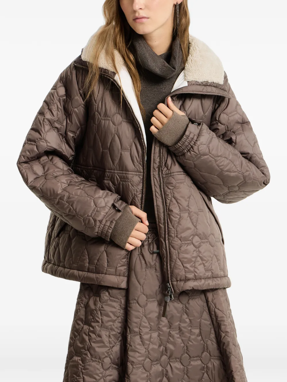 Brunello Cucinelli Waterdicht jack van mat nylon met Thermore -vulling lammy en glanzende ritstrekker Bruin