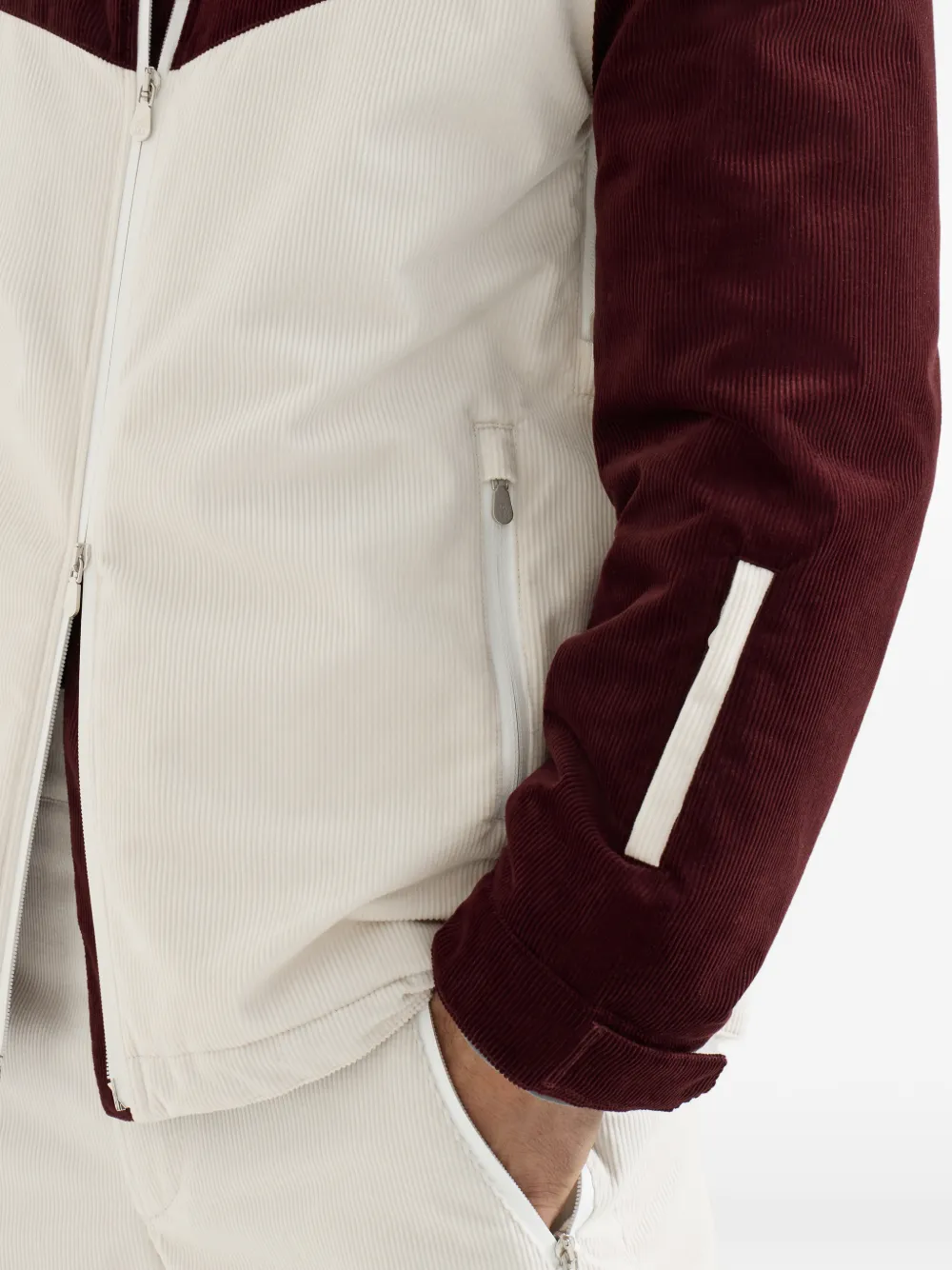 Brunello Cucinelli Mountain jack van gelamineerd ribfluweel met capuchon Thermore -vulling en logo Beige