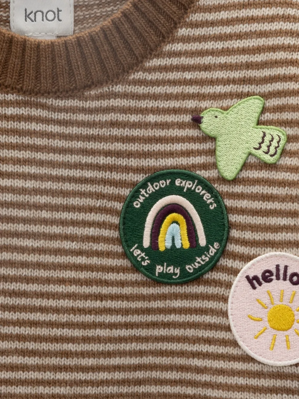 Knot Hello gestreepte trui met patch-detail Bruin