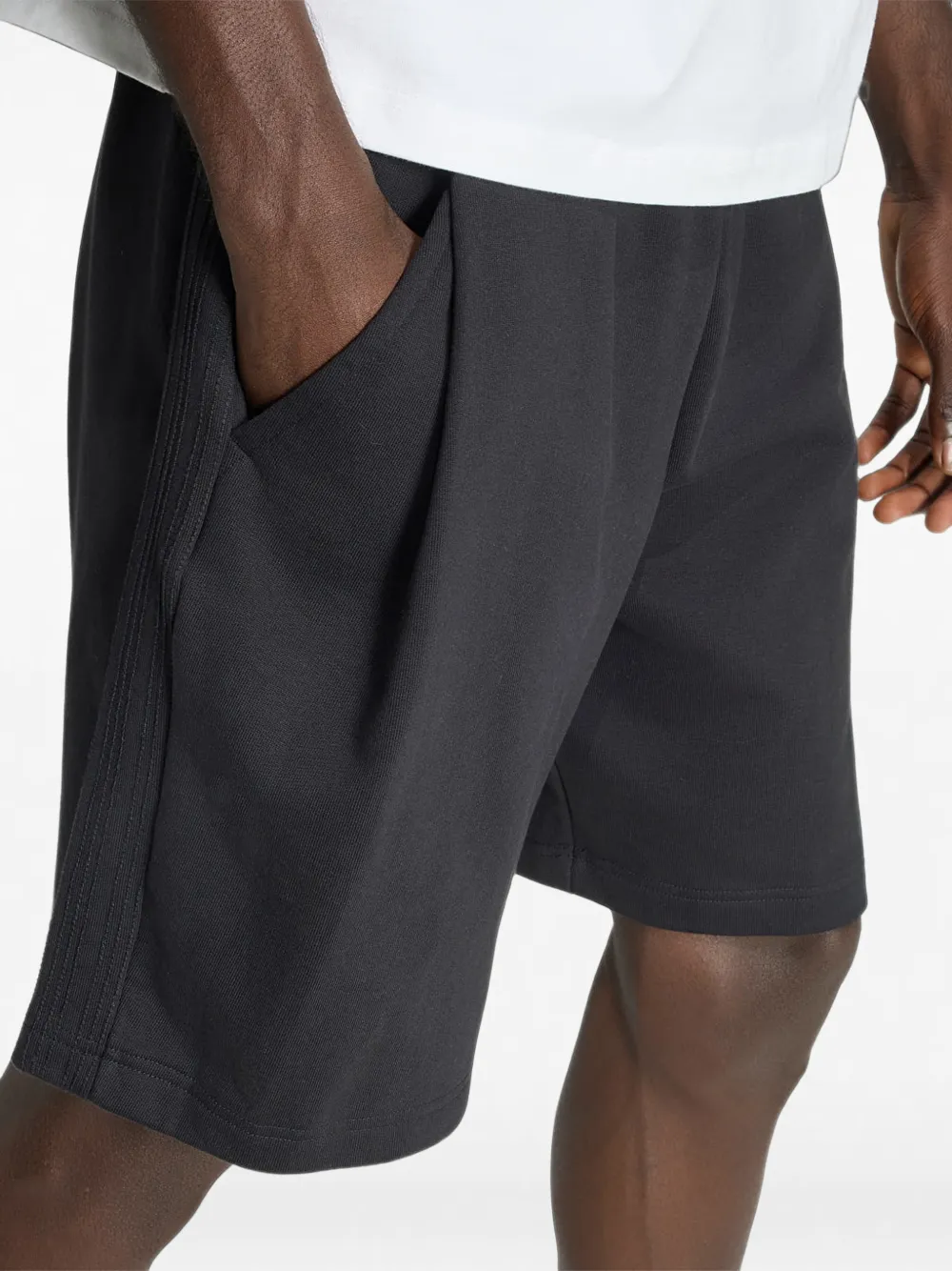 adidas Premium Essentials shorts met geborduurd logo en zijstreep Zwart