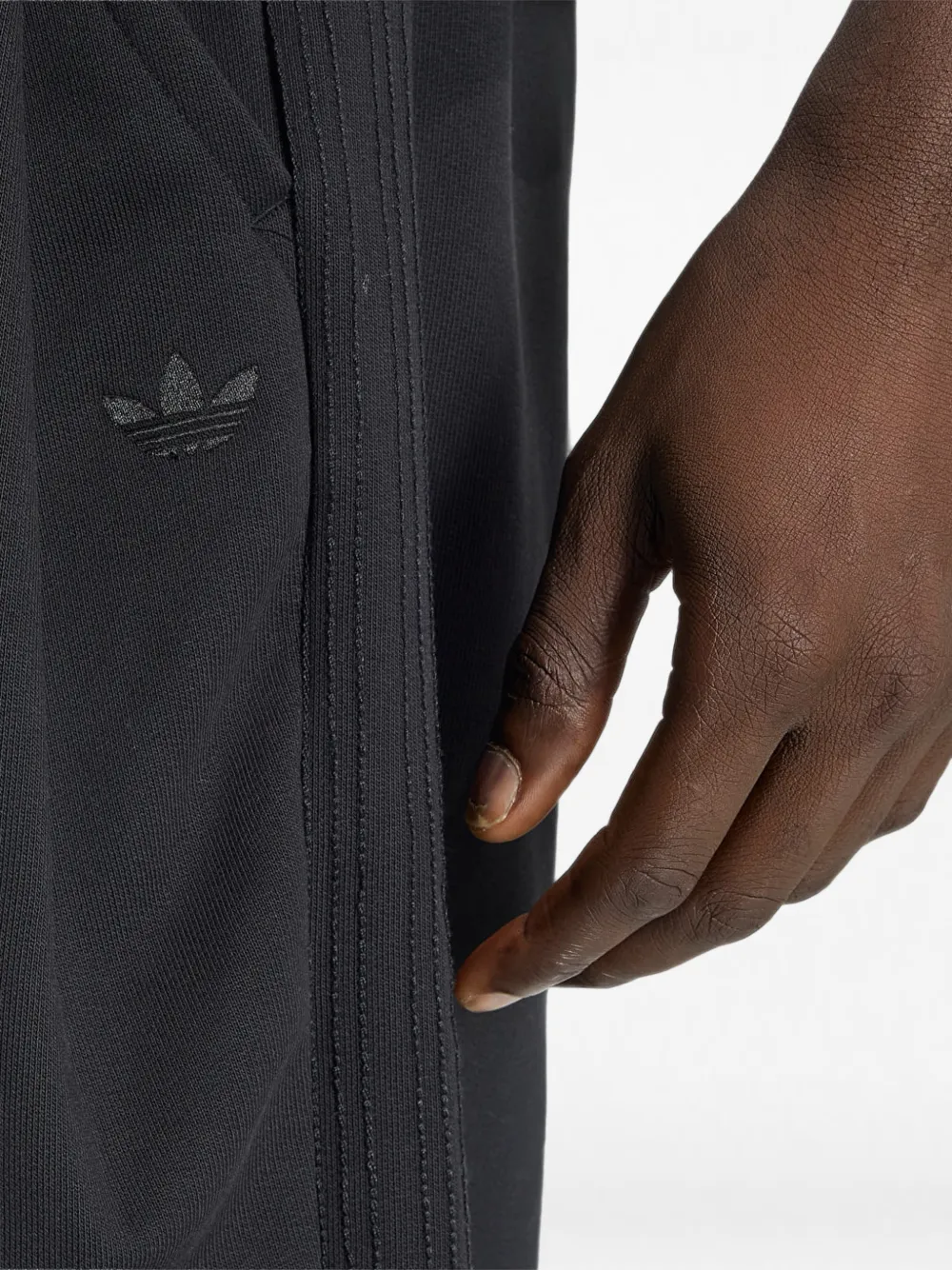 adidas Premium Essentials shorts met geborduurd logo en zijstreep Zwart